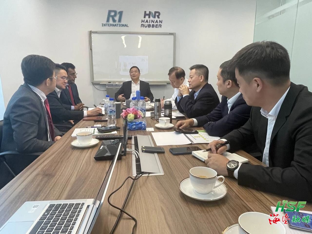 包洪文一行與R1公司座談交流。